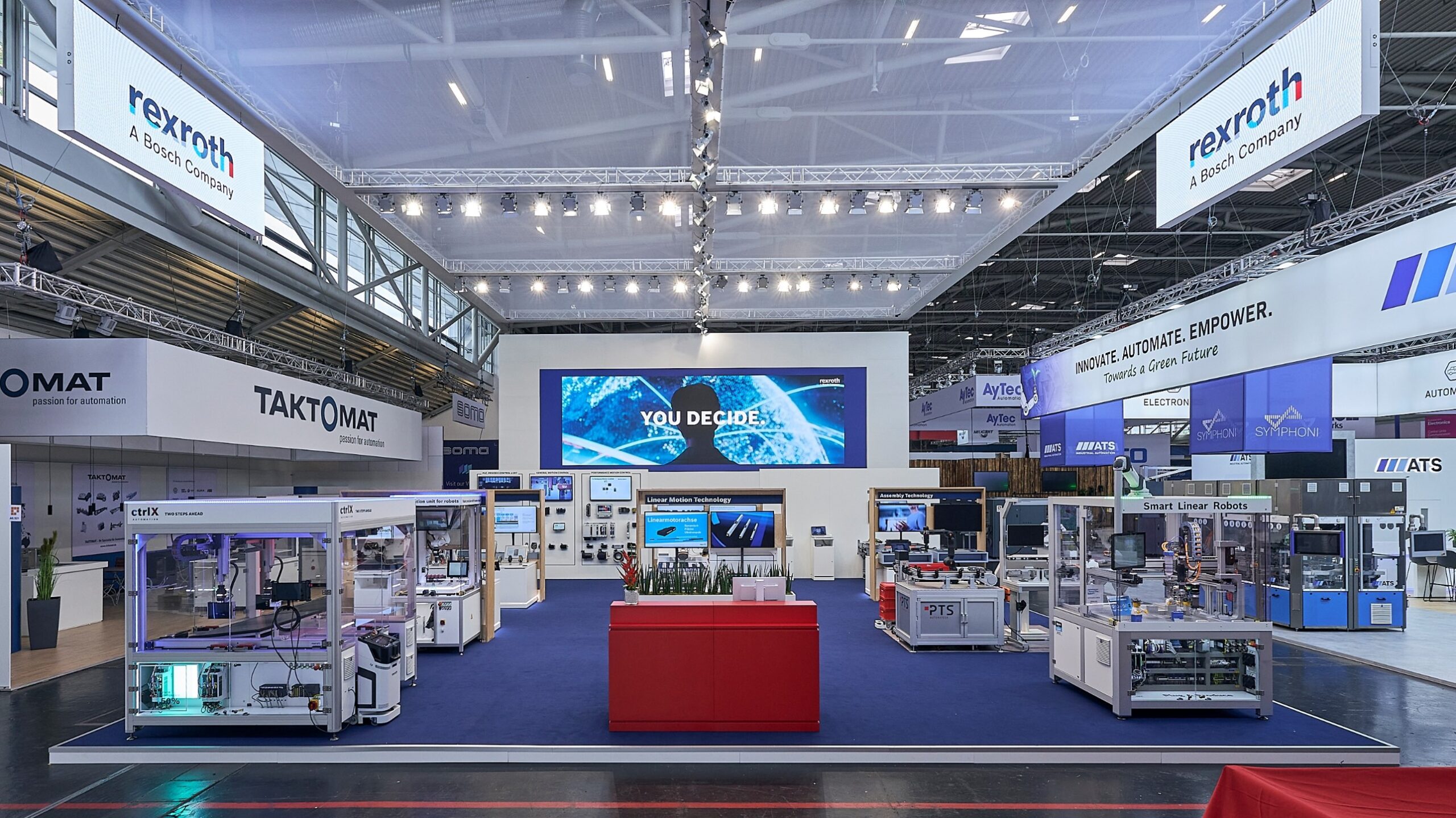 Messestand von Bosch Rexroth auf der Automatica München 2023 mit modernem Design und innovativer Präsentation.