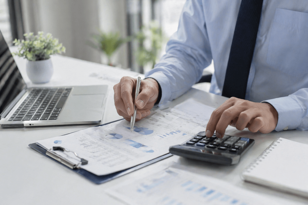 Ein Mann analysiert Diagramme und berechnet Umsätze – Symbol für Messenachbereitung mit System.