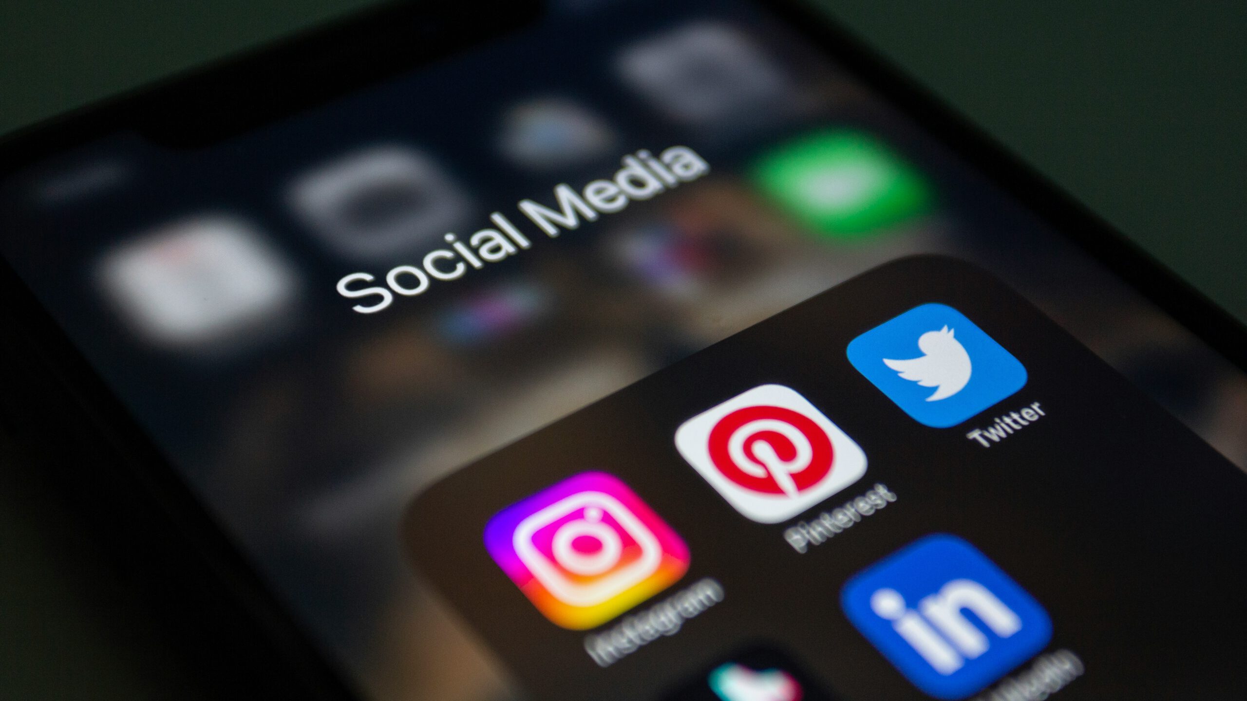 Smartphone mit Social-Media-Apps – Symbol für Social Media auf Messen